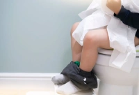 Trẻ bị táo bón đi ngoài ra máu: Nguyên nhân và cách xử lý